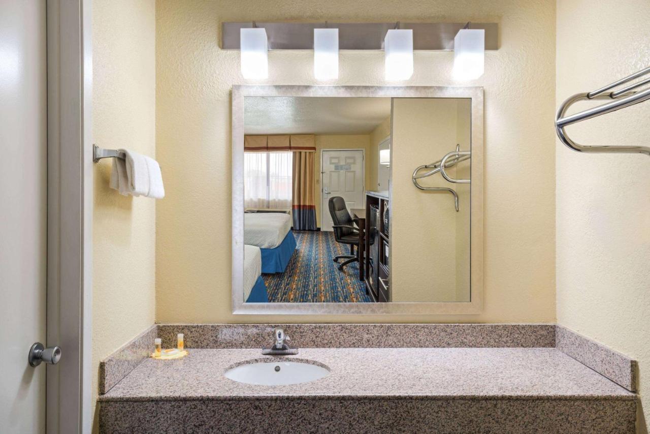 Days Inn By Wyndham Near Seaworld San Antonio Exterior foto