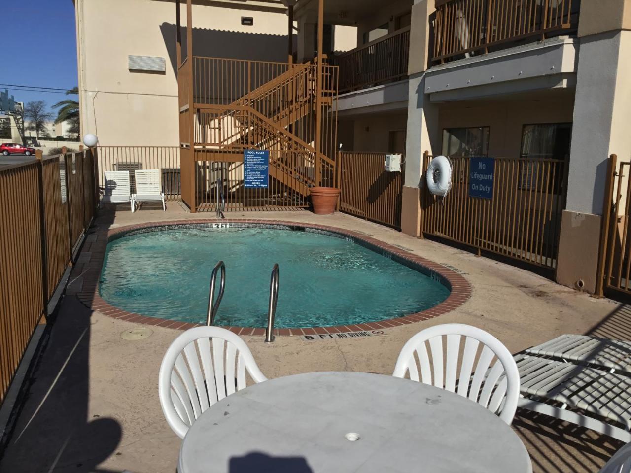 Days Inn By Wyndham Near Seaworld San Antonio Exterior foto